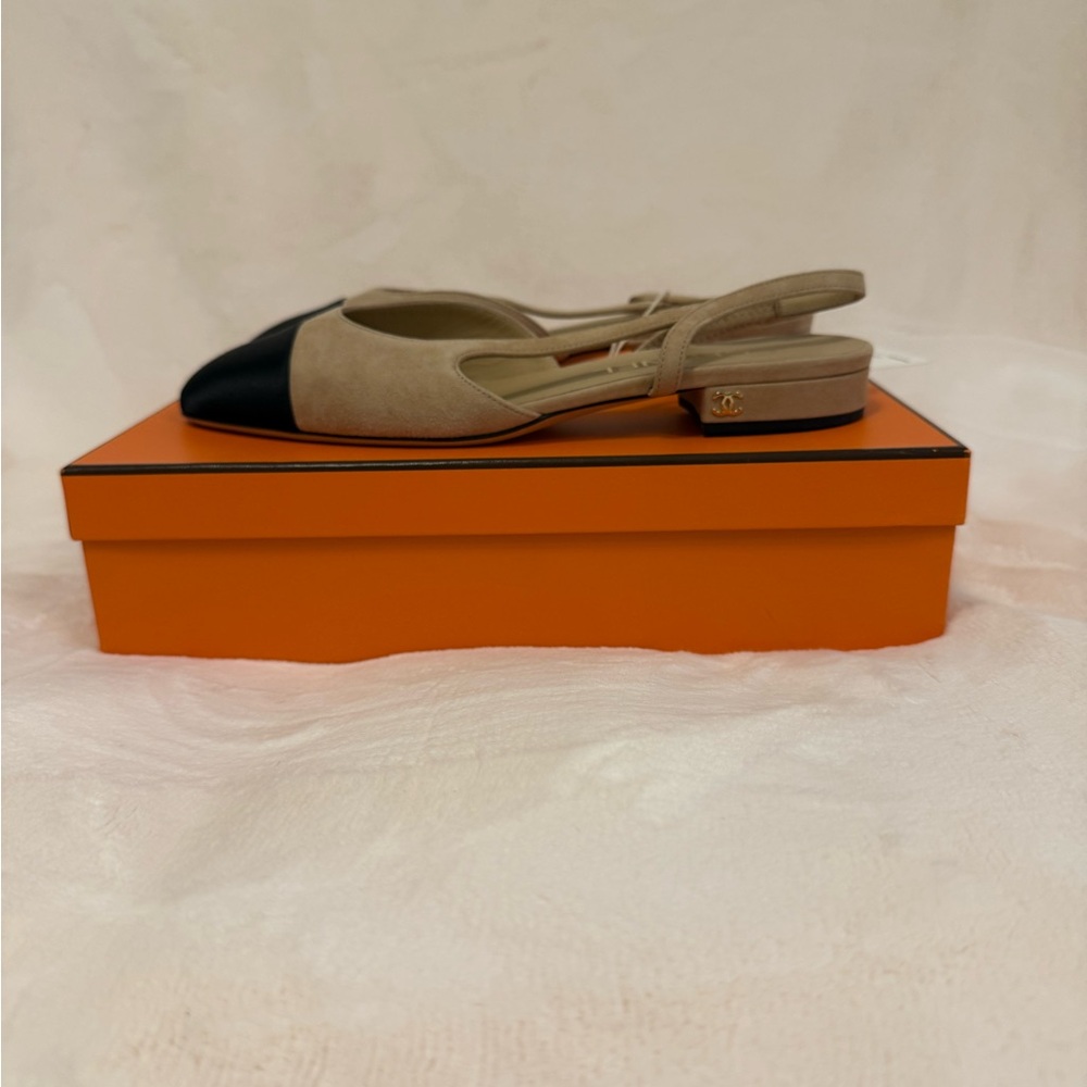 🚫SOLD!!🚫 CHANEL Black and Tan Suede Slingback Flats